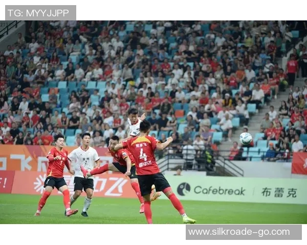 足球球星入场盛况回顾及其对赛事氛围的影响